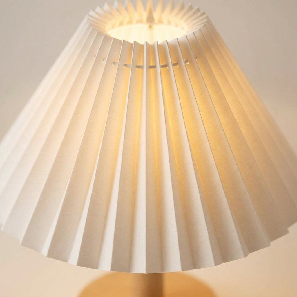 Pleated Fabric Table Lamp with Wijzig de titel naar: "Pleated Fabric Table Lamp with Wood-Effect Base – Nordic Japandi Style" – Nordic Japandi Style